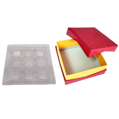 Caja de regalo de papel rígida del chocolate rojo que empaqueta 9Pcs con la categoría alimenticia interna clara plástica