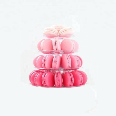 La torre de macarrones de plástico transparente está en 4 niveles