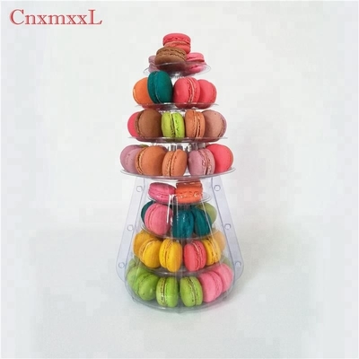 La torre de macarrones de plástico transparente está en 4 niveles