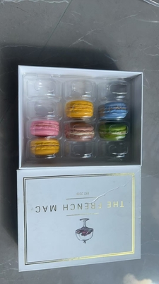 Envasado en una caja de regalo de 12 macarrones Envasado en cartón de botica Envasado de postre personalizado
