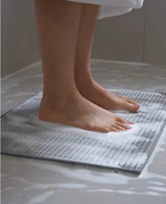 Alfombrilla de baño de material EPP virgen premium y ecológica con estructura antideslizante y de drenaje de alta eficiencia y diseño fácil de limpiar